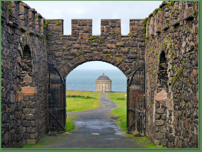 Blick auf den Mussenden Tempel von Downhill House, Nordirland