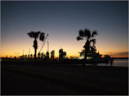 Sonnenuntergang am Fährhafen in Port Aransas, TX