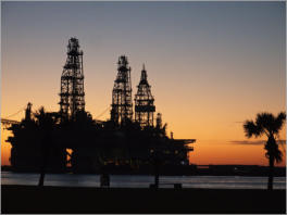 Sonnenuntergang am Fährhafen in Port Aransas, TX