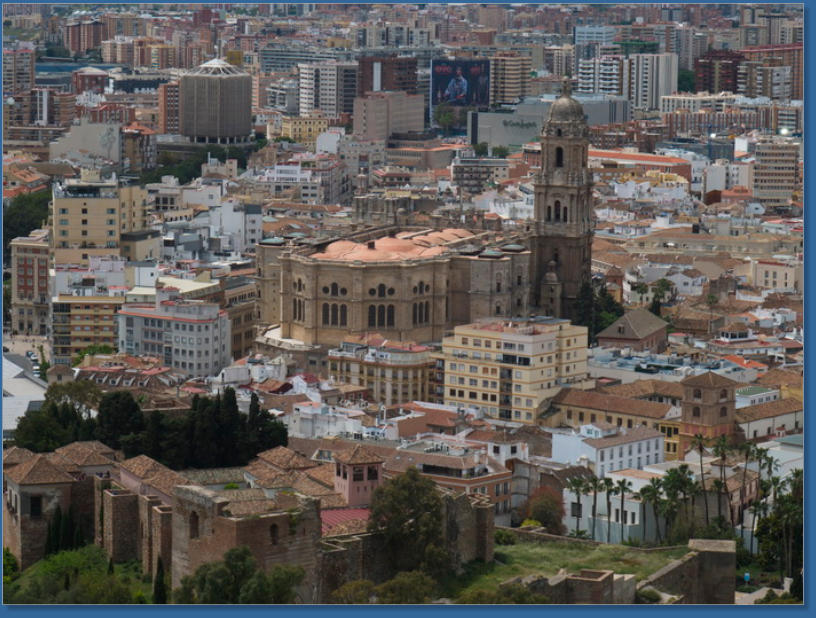 Blick vom Castillo de Gibralfaro auf die Kathedrale von Málaga, Spanien