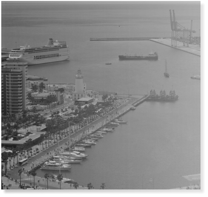 Blick vom Castillo de Gibralfaro auf den Leuchtturm von Málaga, Spanien