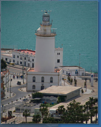 Blick vom Castillo de Gibralfaro auf den Leuchtturm von Málaga, Spanien