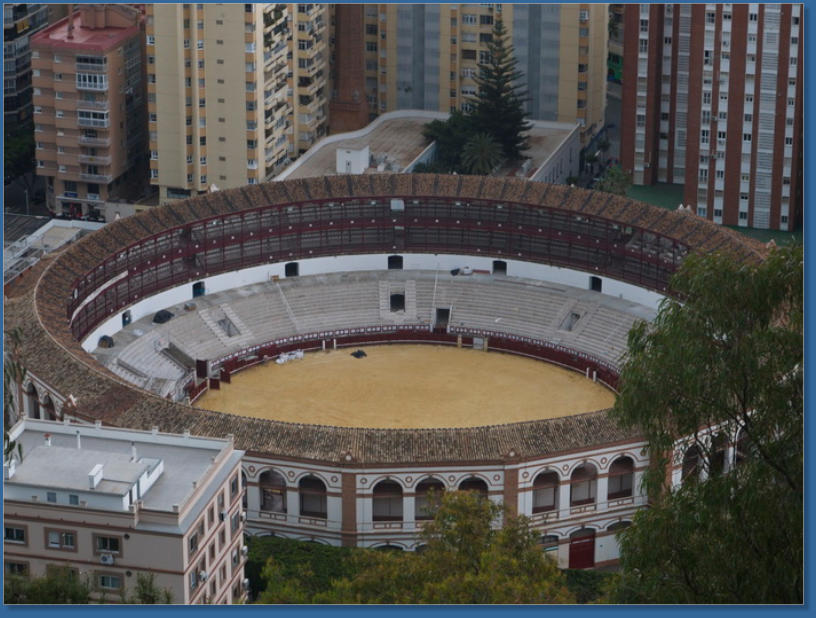 Blick vom Castillo de Gibralfaro auf die Stierkampfarena von Málaga, Spanien