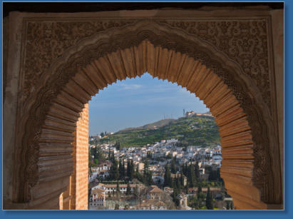 Das Innere des Mihrad-Turms im Jardines de El Partal Alhambra, Granada