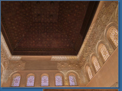 Das Innere des Mihrad-Turms im Jardines de El Partal Alhambra, Granada