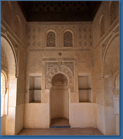 Das Innere des Mihrad-Turms im Jardines de El Partal Alhambra, Granada