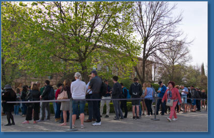 Eingangsschlange zu den Nasridischen Palästen