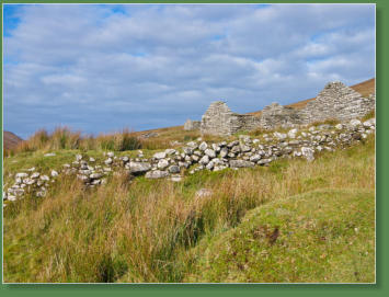 Das verlassene Dorf bei Slievemore - Achill Island, Irland