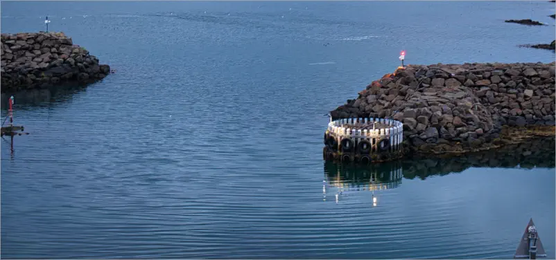 Fischereihafen und Puffinfelsen in Borgarfjörður, Island