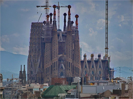 La Sagrada Familia  von der Casa Milà - Barcelona, ES