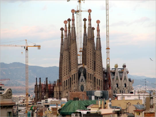 La Sagrada Familia  von der Casa Milà - Barcelona, ES