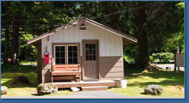 Außenansicht der Cabin im Three River Ressort, Forks, WA