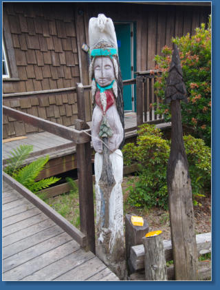 Kleine Totems am Visitorcenter im Redwood SP, CA