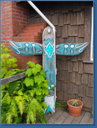 Kleine Totems am Visitorcenter im Redwood SP, CA