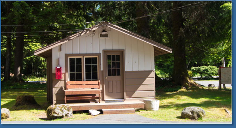 Außenansicht der Cabin im Three River Ressort, Forks, WA