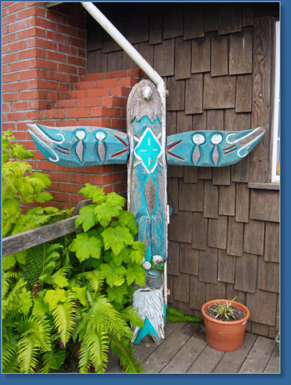 Kleine Totems am Visitorcenter im Redwood SP, CA