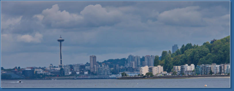 Blick auf die Space Needle vom Alki Beach -Seattle, WA