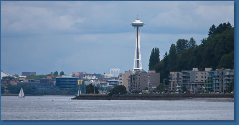 Blick auf die Space Needle vom Alki Beach - Seattle, WA