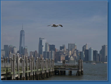 Blick von Liberty Island auf Manhattan, NYC