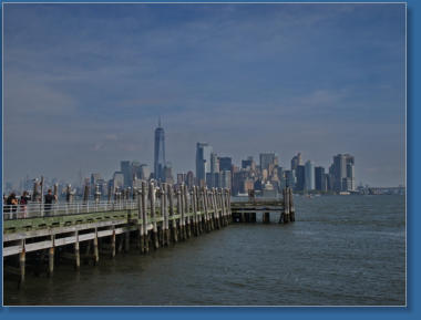 Blick von Liberty Island auf Manhattan, NYC