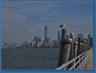 Blick von Liberty Island auf Manhattan, NYC